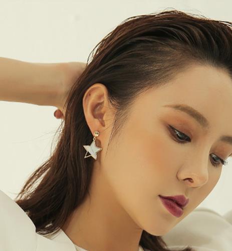 这几款简约又时髦的耳环 优雅大气(图) 这几款简约又时髦的耳环 优雅大气(图)