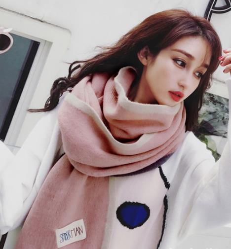 今冬围巾流行这么戴 5款围巾搭出欧美时尚感（图）