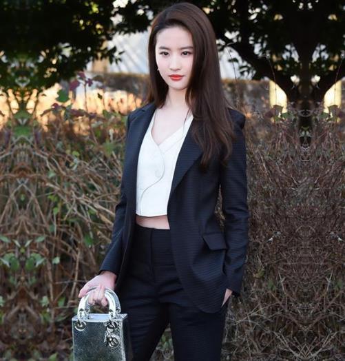 刘亦菲同款小西服套装搭配示范 显瘦显气质(图) 刘亦菲同款小西服套装搭配示范 显瘦显气质(图)