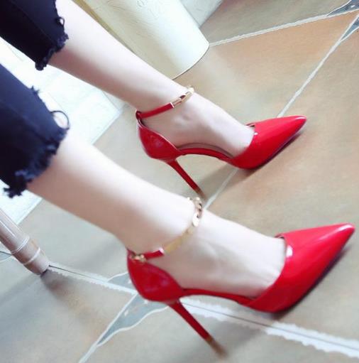 美鞋搭美脚 一字扣高跟鞋尽显强大气场(图) 美鞋搭美脚 一字扣高跟鞋尽显强大气场(图)