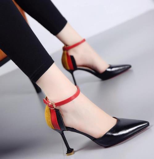 美鞋搭美脚 一字扣高跟鞋尽显强大气场(图) 美鞋搭美脚 一字扣高跟鞋尽显强大气场(图)