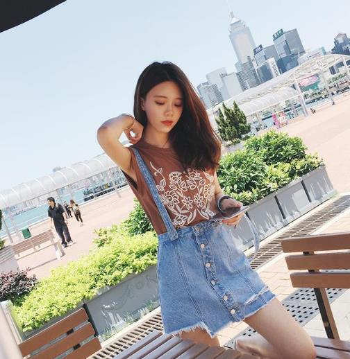 今年最流行这几款减龄显瘦背带裤搭配示范（图）