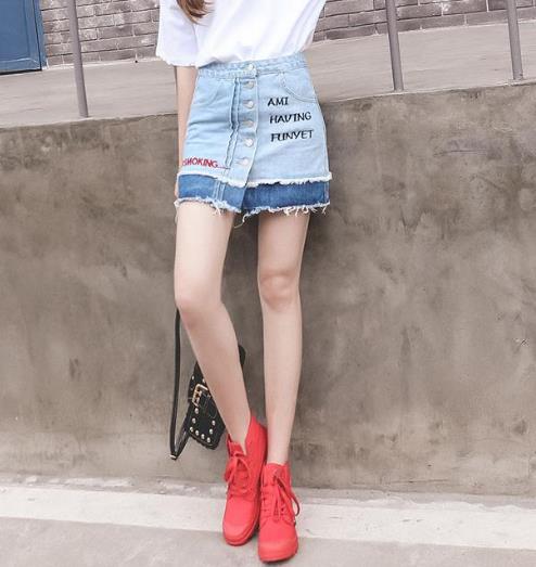 明星同款牛仔半身裙搭配：时髦又减龄（图）