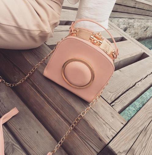 这几款单肩包更精致更百搭 随便搭衣服都很美(图) 这几款单肩包更精致更百搭 随便搭衣服都很美(图)