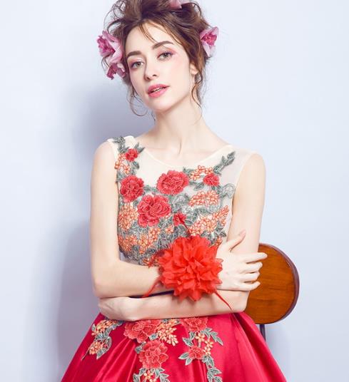 年会礼服怎么选 6款优雅性感礼服搭配示范（图）