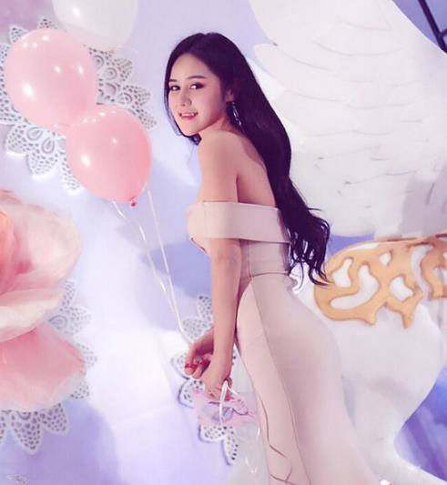 年会礼服怎么选 6款优雅性感礼服搭配示范（图）