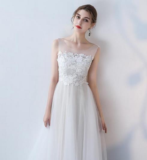 年会礼服怎么选 6款优雅性感礼服搭配示范（图）