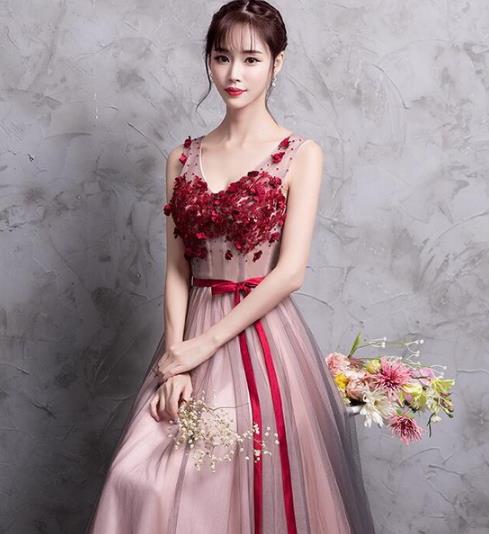 年会礼服怎么选 6款优雅性感礼服搭配示范（图）