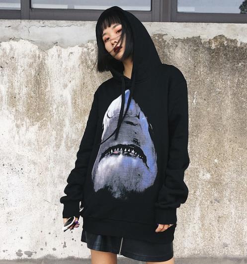 今年最流行卫衣叠穿 5款卫衣打造时尚名媛范儿