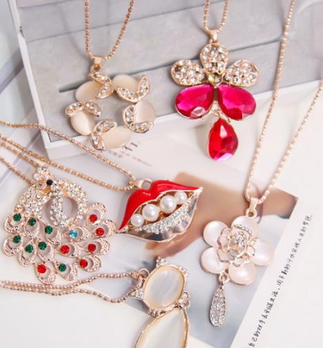 如何为秋冬的风格增加色彩：精致毛衣链分享