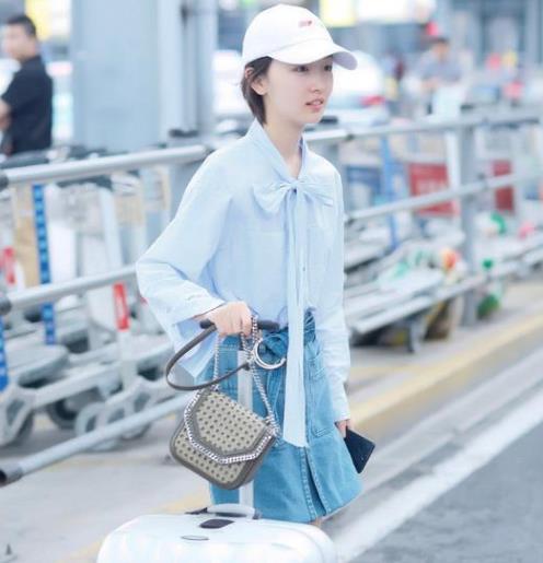 周冬雨教你衬衫最美穿搭 凸显青春时尚(图) 周冬雨教你衬衫最美穿搭 凸显青春时尚(图)