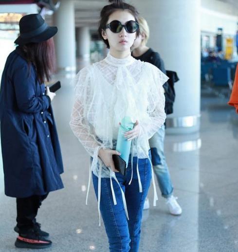 周冬雨教你衬衫最美穿搭 凸显青春时尚(图) 周冬雨教你衬衫最美穿搭 凸显青春时尚(图)