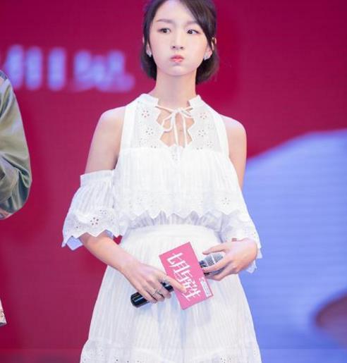 周冬雨教你衬衫最美穿搭 凸显青春时尚（图）