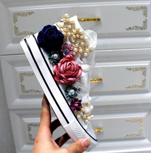 今年最流行花朵环绕的帆布鞋 怎么搭都洋气