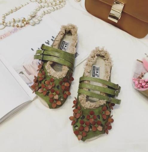 今年最流行花朵环绕的帆布鞋 怎么搭都洋气