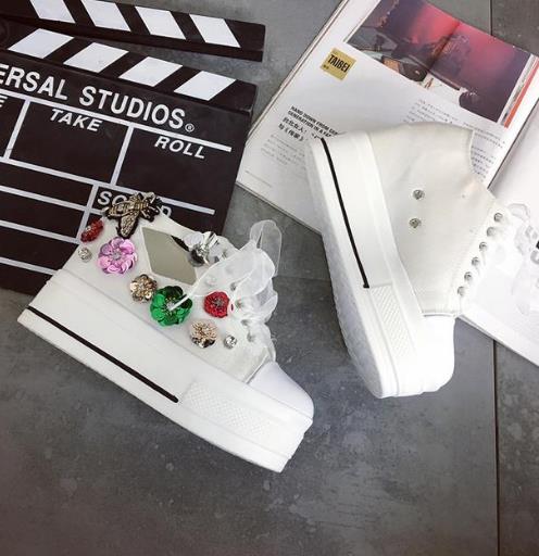 今年最流行花朵环绕的帆布鞋 怎么搭都洋气