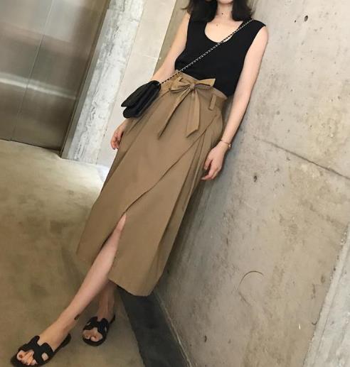 早春最流行高腰开叉半身裙搭配：打造性感曲线
