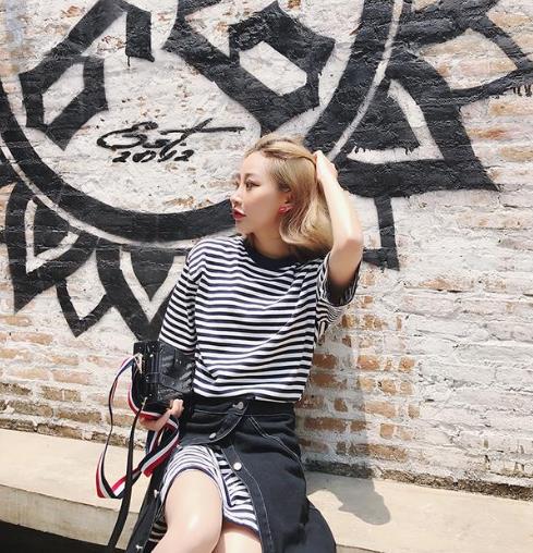 早春先来一件百搭牛仔半身裙套装才是正经事（图）