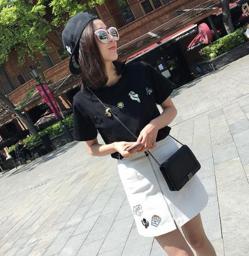 早春先来一件百搭牛仔半身裙套装才是正经事（图）