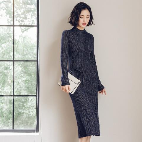 麂皮绒亮片连衣裙如何搭配大衣：简约性感（图）