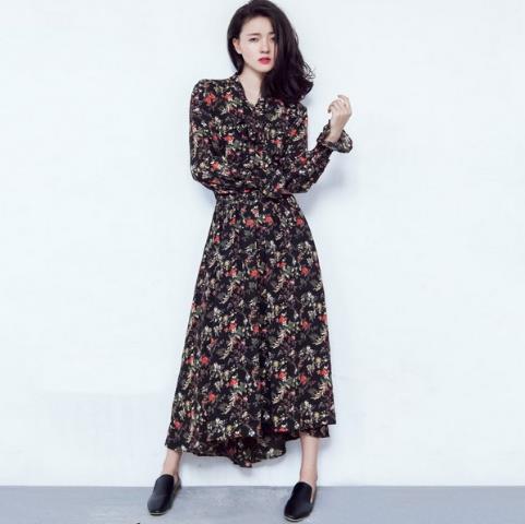 麂皮绒亮片连衣裙如何搭配大衣：简约性感（图）