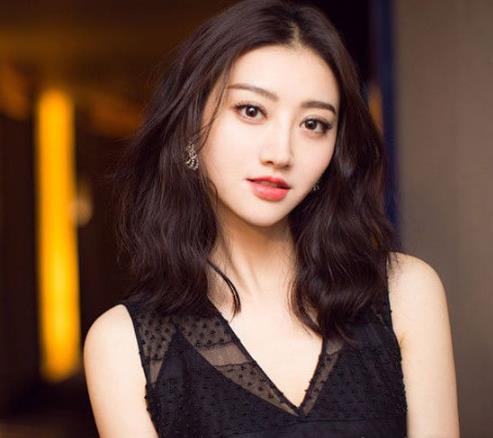 今年最流行瘦脸又减龄的齐肩发烫发发型（图）