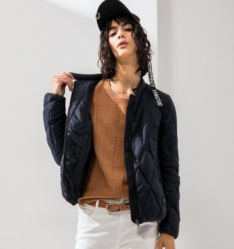 短款羽绒服的多种搭配：端庄大气（图）