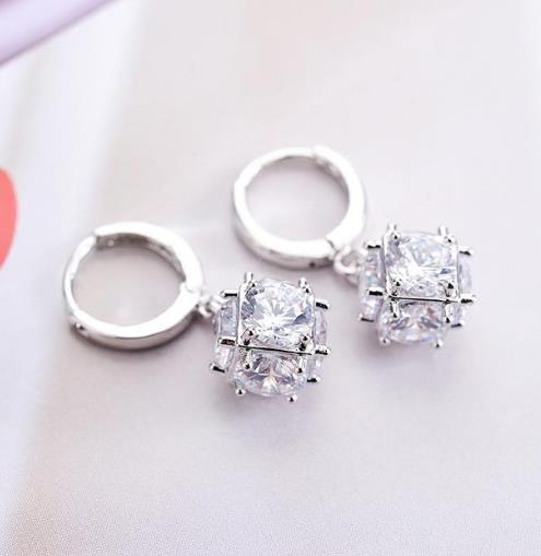 女神气质十足的水晶耳环 快快入手一款 女神气质十足的水晶耳环 快快入手一款