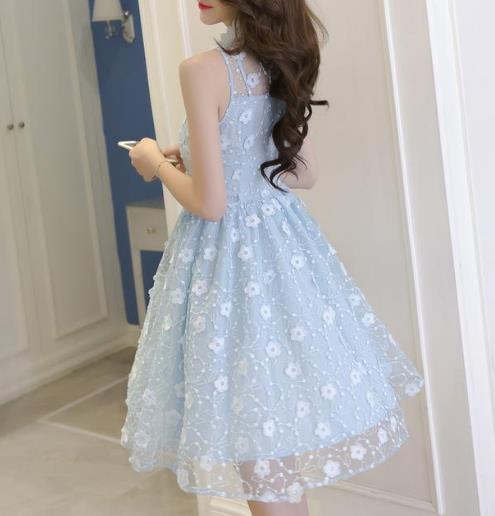 回头率太高都是蕾丝连衣裙惹的祸（图）