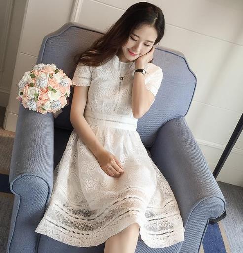 回头率太高都是蕾丝连衣裙惹的祸（图）