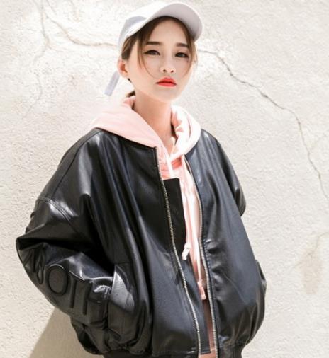 冬季街头卫衣穿搭示范 时尚又保暖