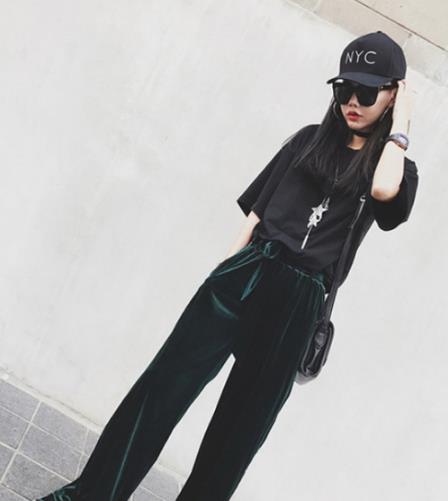 冬季街头卫衣穿搭示范 时尚又保暖