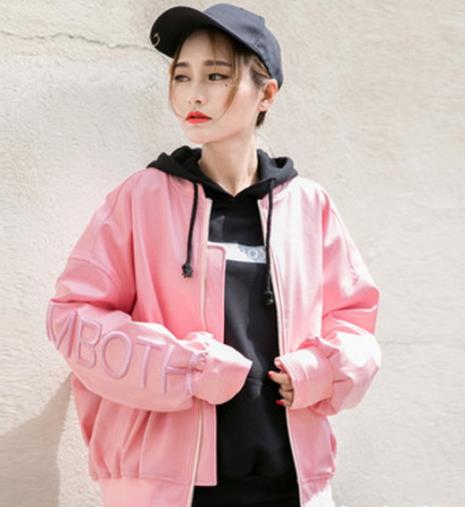 冬季街头卫衣穿搭示范 时尚又保暖