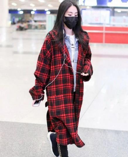 明星同款格纹外套搭配紧身牛仔裤：气质十足