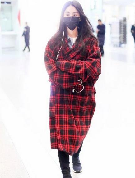 明星同款格纹外套搭配紧身牛仔裤：气质十足