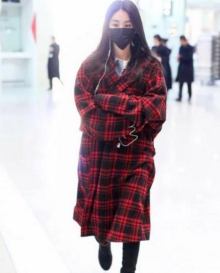 明星同款格纹外套搭配紧身牛仔裤：气质十足