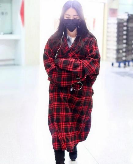 明星同款格纹外套搭配紧身牛仔裤：气质十足