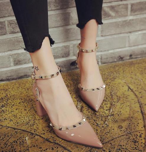 小个子出门少不了一双高跟鞋撑场面：显高又性感