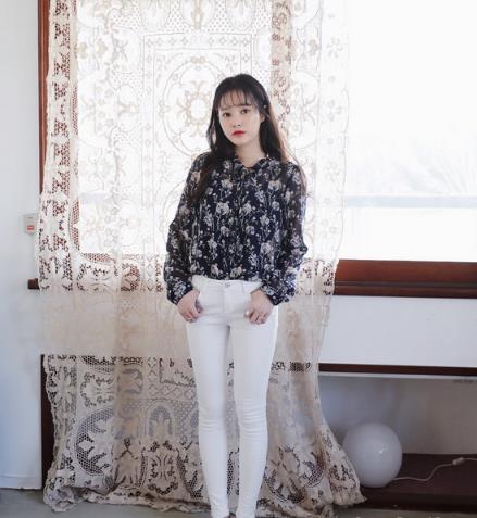 碎花长袖雪纺衫搭配什么好看 打造复古甜美范儿 碎花长袖雪纺衫搭配什么好看 打造复古甜美范儿