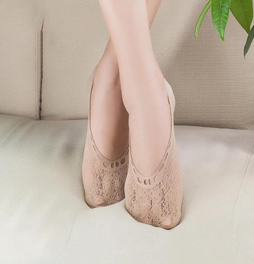 今年最流行的时尚隐形船袜搭配：凸显文艺范