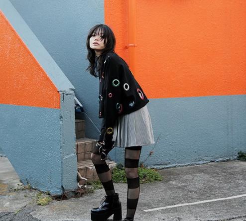 今年渔网袜火了 日本潮人的搭配示范（图）