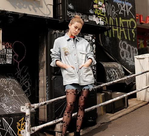 今年渔网袜火了 日本潮人的搭配示范（图）