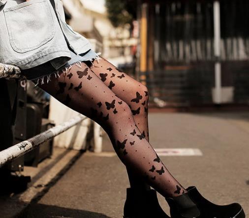 今年渔网袜火了 日本潮人的搭配示范（图）