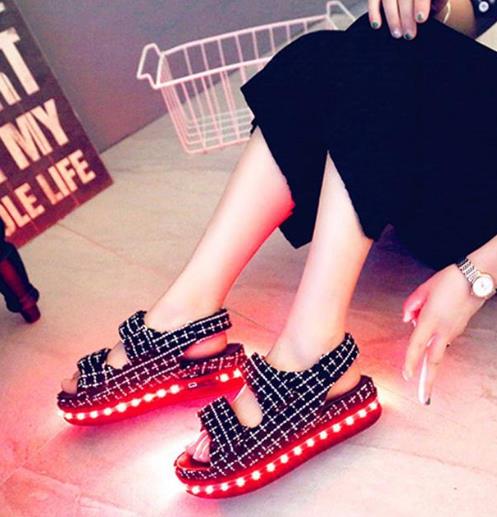 今年6款最潮的厚底凉鞋 让你时尚个性到爆棚