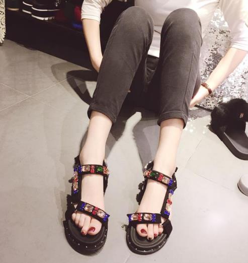 今年6款最潮的厚底凉鞋 让你时尚个性到爆棚
