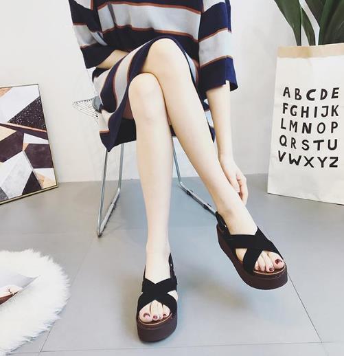 今年6款最潮的厚底凉鞋 让你时尚个性到爆棚