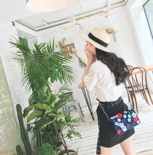 时尚达人现在都背上了这样的链条包：彰显潮范儿