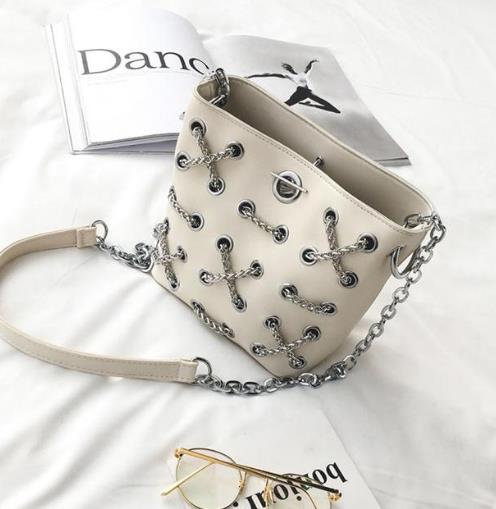 时尚达人现在都背上了这样的链条包：彰显潮范儿