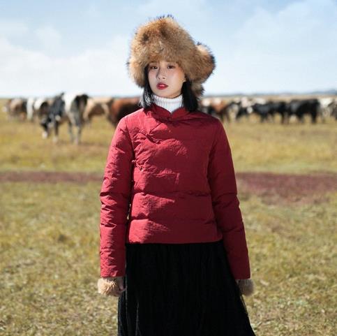 减龄显瘦的丝绒短款面包服 彰显着青春无敌 减龄显瘦的丝绒短款面包服 彰显着青春无敌