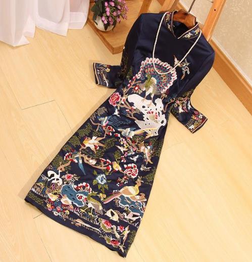 精致唯美款式新颖的绣花连衣裙 时尚性感显气质